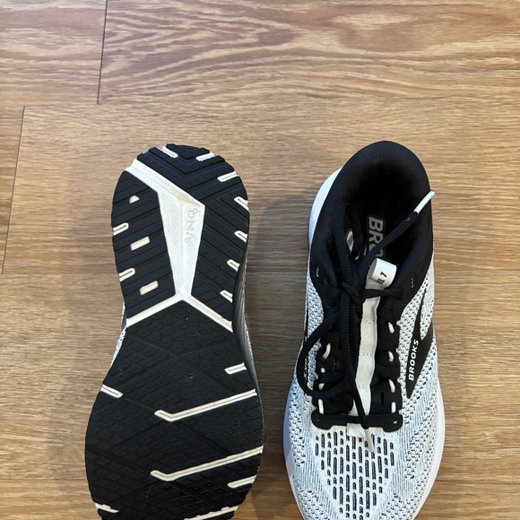 Women’s size 7 brooks sneakers white and black - Picture 2 of 6